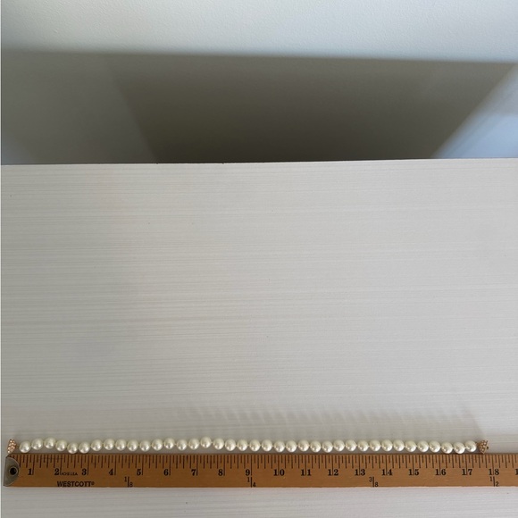 Mikimotto inspired Perl necklace in white with gold tone closure - Picture 8 of 11